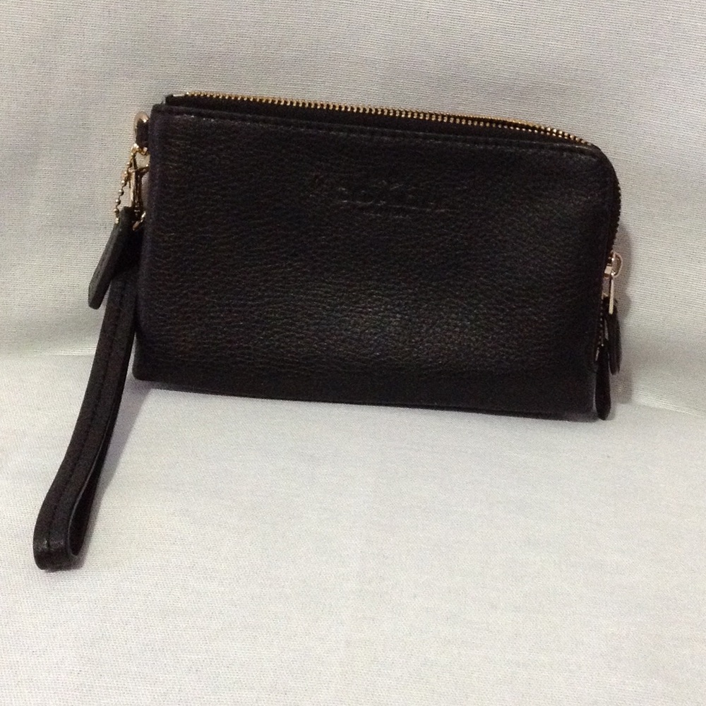 Preowned Coach pebble double zipper wristlet